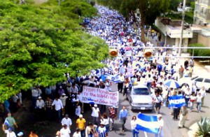 FN-24 På den handskrivna skylten står det "From Honduras to the World, we don't want Zelaya back"