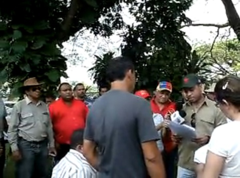 Calabazo_Edo-Guarico Några av Chavez rödskjortor stjäl en gård i Venezuela.
